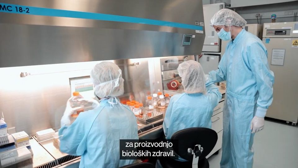 Raziskovalke v čistem prostoru laboratorija